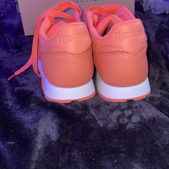 Reebok Sneakers with black reebok shirt. Only shoes available. - Picture 7 of 12